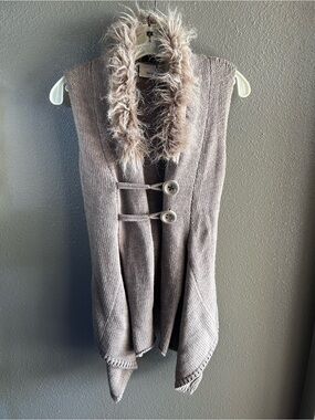 Sleeveless Daytrip Faux-Fur trim sweater cardigan size small